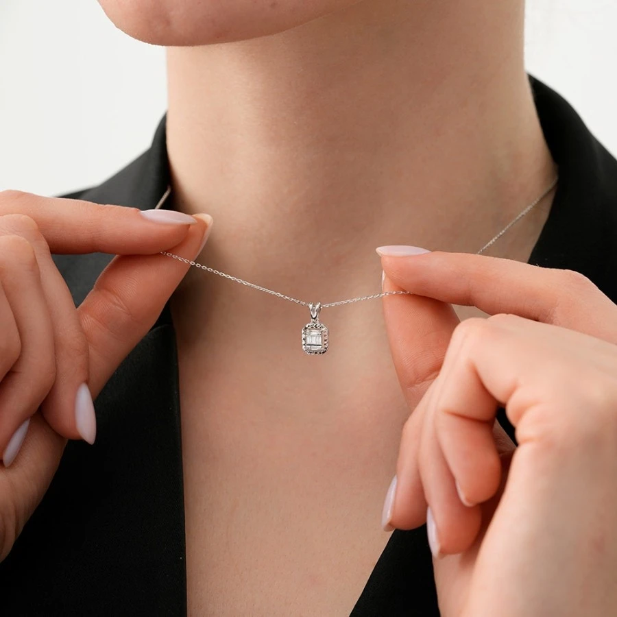 0.09 Karat Pırlanta Efektli Baget Kolye - 3