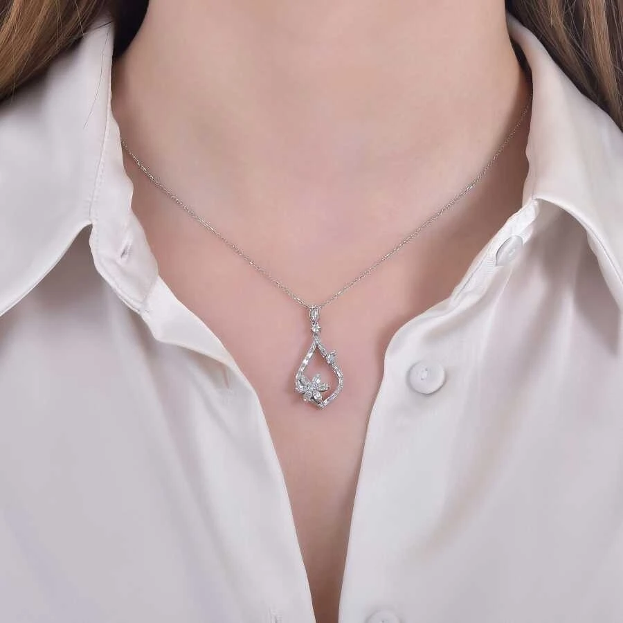 0.63 Karat Pırlanta Baget Çiçek Kolye - 3